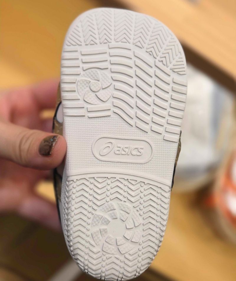 アシックスのファーストシューズを実物レビュー