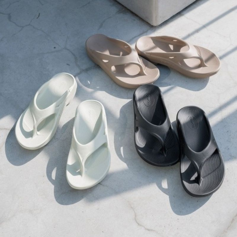 【2026最旬】OOFOSのサンダルコーデ！お洒落で快適に過ごす着こなしまとめ