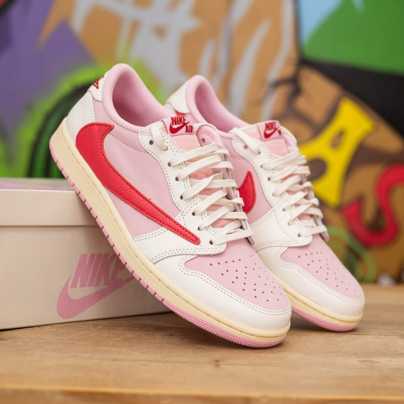 話題のピンク２色！Travis Scott x AIR JORDAN 1 LOW OG 