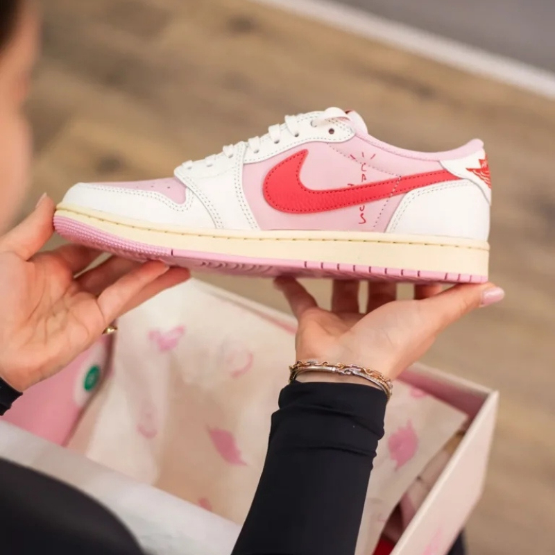 Travis Scott x AIR JORDAN 1 LOW OG "Shy Pink" & "Tropical Pink"