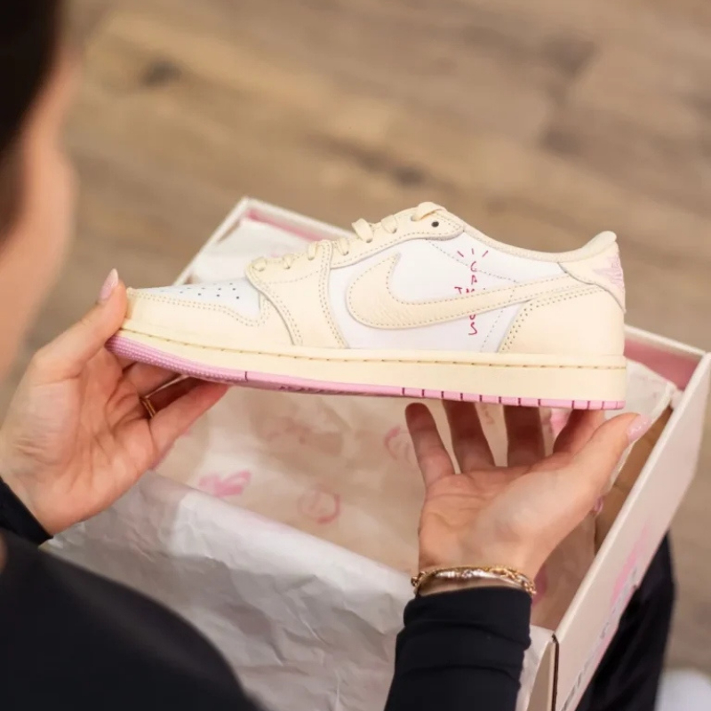 Travis Scott x AIR JORDAN 1 LOW OG "Shy Pink" & "Tropical Pink"