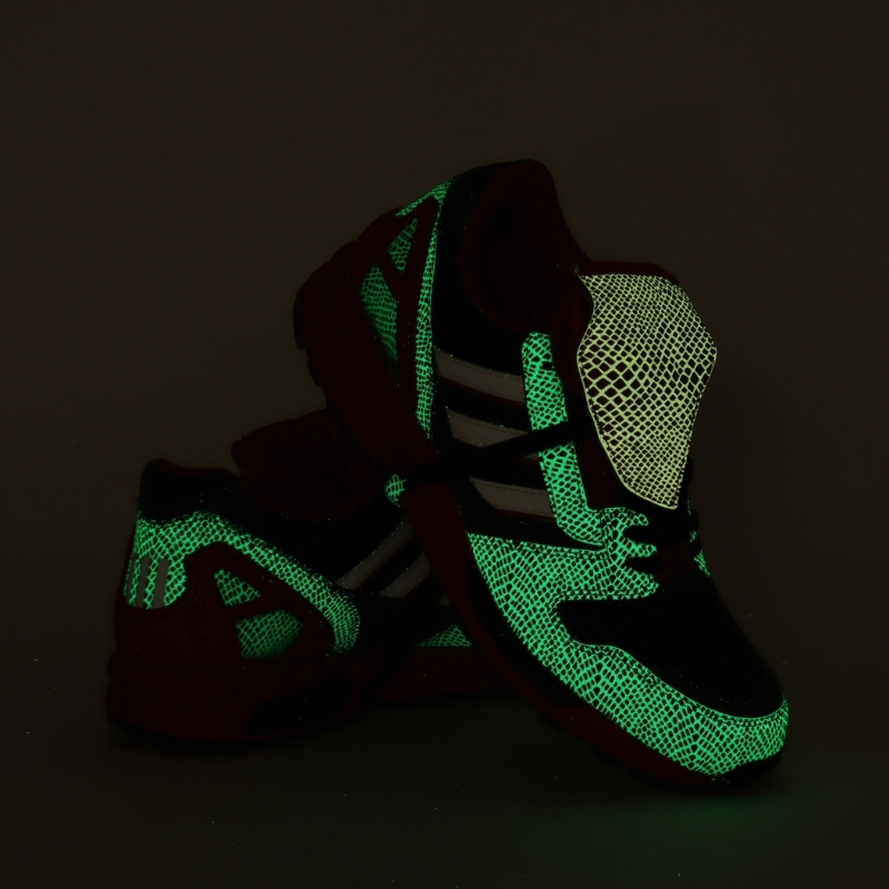 「atmos」と「adidas Originals」の名作別注シリーズ”ZX 8000 G-SNK”の12作目"Predator"が登場