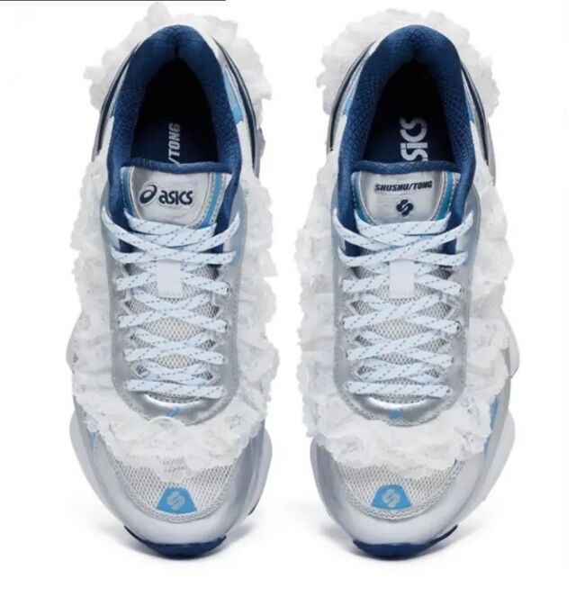 【SHUSHU/TONG × ASICS】待望の日本上陸?! ガーリッシュで反骨的な美学を掲げる上海発のブランドSHUSHU/TONG(シュシュ/トング)と、ASICSの革新的なパフォーマンス技術が融合した「GEL-KINETI FLUENT」がスタンバイ✨

国内展開を待ち望んでいた日本のスニーカーガール達も少なくないシュシュトング・コラボ。

前回のギンガムチェックとフリルがデザインされたコラボレーションは海外のみとあって涙していた人に朗報ですね🙌

アシックスのハイテクランニングモデルに、SHUSHU/TONGのシグネチャーであるフリル＆レースモチーフを大胆に重ね合わせ、アッパーにはウェーブ状のオープンワークレースをあしらい、シルバー×ホワイトとブラック×ネイビーの2カラーを展開。

繊細さと力強さが交差する独自のビジュアルは、スニーカーとファッションのボーダーを軽やかに飛び越え、ヴィンテージなのに未来的な、新しいラグジュアリーの形を表現しています。

両者の世界観がぶつかり合いながらも美しく調和した、まさにアートピースのようなデザイン。

今作は、6月25日のパリ・ファッション・ウィーク・ポップアップストアで先行発売されており、その後8月9日に海外リリース、一般発売は9月6日(国内)リリース予定。

詳しくはSNKRGIRLのWEB記事でもご紹介！

気になる人はフォロー＆この投稿を保存▶︎ @snkrgirl.jp 
WEB記事へはプロフィール内URLをクリックしてみてください。

=======================================
日本初で唯一“女性による” スニーカー専門メディア
The First & Only Sneaker Media for Women in Japan

【SNKRGIRL｜スニーカーガール】
@snkrgirl.jp 
#LoveMyselfandSneakers
=======================================
📷 @shushu__tong @asics_sportstyle_jp @hartcopy 

#shuahutong