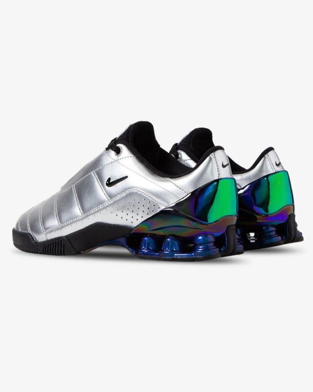 **悲しいかなシルバーの国内発売は未だ不明😢ブラックのみ7月12日発売【Maha Amsterdam × Nike Total 90 Shox Secutor Magia】

2000年代を彩った名作「Nike Total 90」が、Maha Amsterdam (マハアムステルダム) とのコラボでスタイリッシュに復活。Y2KムードとShoxテクノロジーが融合した注目のコラボレーションがスタンバイ！

2000年代のフットボールスパイクを彷彿とさせる「Nike Total 90」 に、機械的なクッショニング"SHOX(ショックス)"が融合した、伝説のハイブリッドモデル【TOTAL 90 SHOX MAGIA(トータル 90 ショックス マジア】という伝説のモデルがライフスタイルモデルとして復活するとあって、スニーカーファンからの注目を集めています。

オランダのアムステルダムを拠点とする女性のためのスニーカーショップ「Maha Amsterdam」とのコラボで復活！

今作は、近年の女性のインドアシューズの人気から「Nike Total 90」の再評価を後押ししてきたMahaによる、ナイキとの共同プロジェクト。

Mahaのこれまでの積極的な支持やコミュニティづくりが結実した、注目のコラボレーションとなります。

ブレイキン、バレーなど様々なダンスジャンルのアスリートを起用したキャンペーンビジュアルも素晴らしく、オリジナルへのリスペクトを感じさせながら、現代の感性にマッチする新しい一足。スタイルと性能を兼ね備えた、Mahaらしい洗練が詰まった特別なコラボレーションとなています。

＊7月5日にマハ アムステルダムにて限定販売後、7月12日にブラックが国内リリース予定です。シルバーについては現時点で国内リリース不明です。

詳しくはSNKRGIRLのWEB記事でもご紹介！

気になる人はフォロー＆この投稿を保存▶︎ @snkrgirl.jp 
WEB記事へはプロフィール内URLをクリックしてみてください。

=======================================
日本初で唯一“女性による” スニーカー専門メディア
The First & Only Sneaker Media for Women in Japan

【SNKRGIRL｜スニーカーガール】
@snkrgirl.jp 
#LoveMyselfandSneakers
=======================================
📷 @maha_amsterdam @nikesportswear 

#mahaamsterdam #maha #マハアムステルダム 
#niketotal90shoxsecutormagia