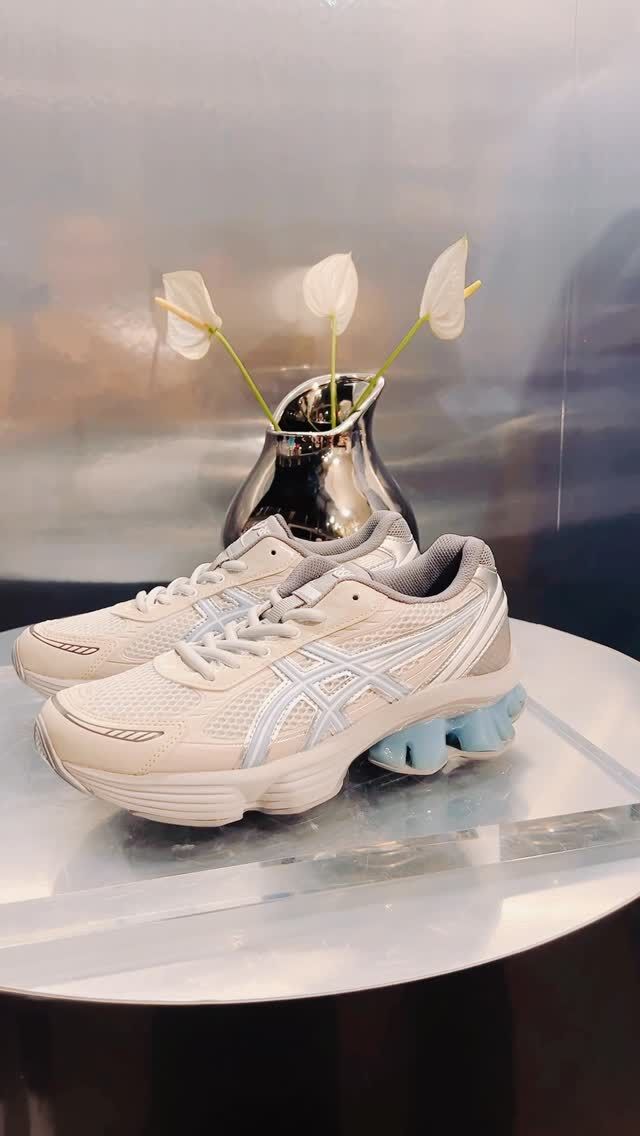 【ASICS for emmi “GEL-KINETIC FLUENT”】プレスプレビューにて

7/12 に開催されたSNEAKERS MARKET by emmiでの発売記念イベントに参加！

会場内では、コラボスニーカーを使ったショー形式のスタイリング提案や、オリジナルソックスの刺繍サービス、オフィシャルカメラマンによるフォトブース撮影があり、素敵なファッションショーでイベントを締めくくられたemmiの世界観に直に触れることができた時間でした！

7/12に青山のSNEAKER MARKET by emmiにて先行販売、全国のemmi直営店では7/17～販売開始します。

詳しくはemmi公式WebサイトやSNS @emmi.jp にて！

SNKRGIRLのWebページでもご紹介中 @snkrgirl.jp 

気になる人はフォロー＆この投稿を保存▶︎ @snkrgirl.jp 
WEB記事へはプロフィール内URLをクリックしてみてください。

=======================================
日本初で唯一“女性による” スニーカー専門メディア
The First & Only Sneaker Media for Women in Japan

【SNKRGIRL｜スニーカーガール】
@snkrgirl.jp 
#LoveMyselfandSneakers
=======================================
 #emmi #エミ #sneakersbyemmi #asics #asicssportstyle #gelquantumfluent #ゲルクウォンタムフルーエント